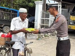 Jumat Berkah Satlantas Polres Bireuen, Berbagi Nasi Kotak Sambil Patroli