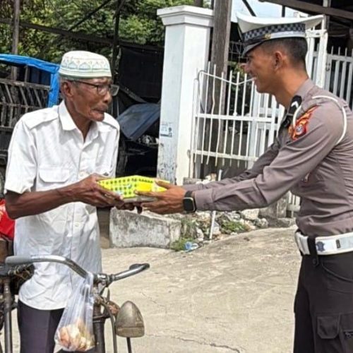 Jumat Berkah Satlantas Polres Bireuen, Berbagi Nasi Kotak Sambil Patroli