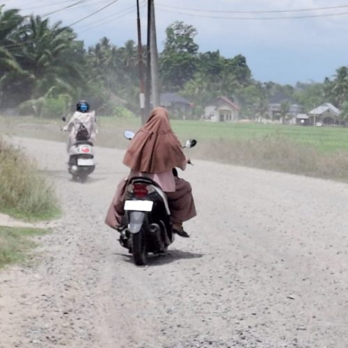 Dibiarkan Batu Berserakan dan Berdebu, Warga Harap Jalan Leubu Segera Diaspal
