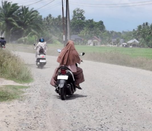 Dibiarkan Batu Berserakan dan Berdebu, Warga Harap Jalan Leubu Segera Diaspal