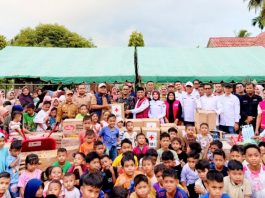 HUT ke-81 PMI di Bireuen Diwarnai Aksi Nyata, Bupati Mukhlis Bersama Ketua PMI Edi Saputra Turun Langsung Salurkan Bantuan untuk Korban Banjir Simpang Jaya