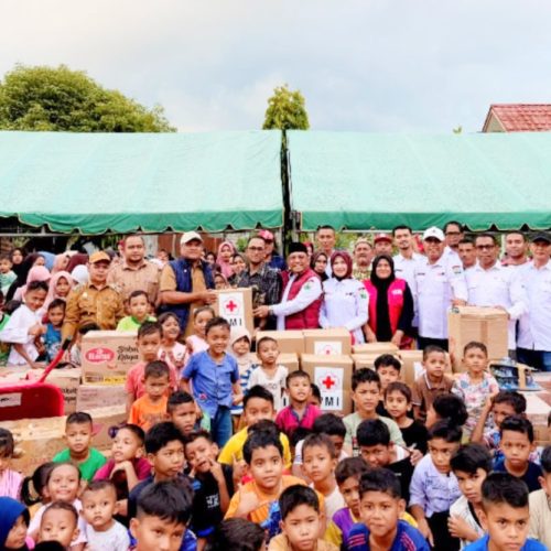HUT ke-81 PMI di Bireuen Diwarnai Aksi Nyata, Bupati Mukhlis Bersama Ketua PMI Edi Saputra Turun Langsung Salurkan Bantuan untuk Korban Banjir Simpang Jaya
