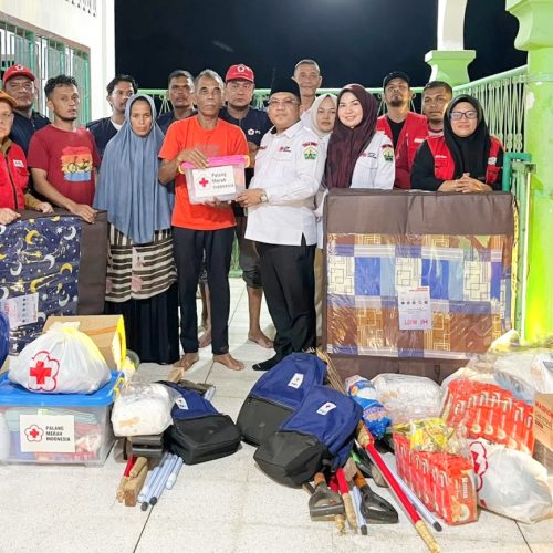 Kebakaran Hanguskan Dua Rumah di Seuleumbah, Ketua PMI Bireuen Turun Langsung Serahkan Bantuan dan Kuatkan Korban