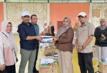 Perkuat Ekonomi Keluarga, Yah Fud Serahkan Bantuan UEP kepada 63 Pelaku Usaha Kecil di Bireuen