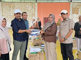 Perkuat Ekonomi Keluarga, Yah Fud Serahkan Bantuan UEP kepada 63 Pelaku Usaha Kecil di Bireuen