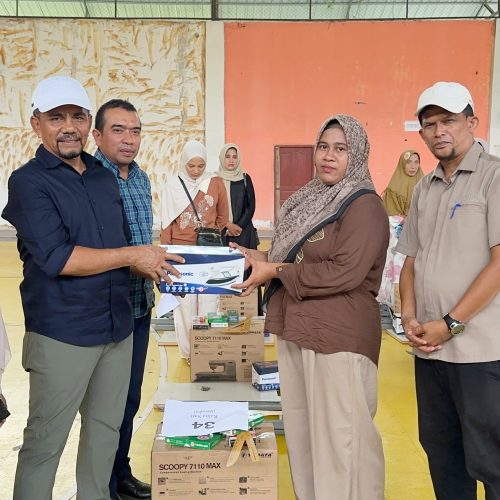 Perkuat Ekonomi Keluarga, Yah Fud Serahkan Bantuan UEP kepada 63 Pelaku Usaha Kecil di Bireuen