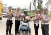 Satlantas Polres Bireuen Bagikan Sembako Jumat Berkah kepada Pengendara