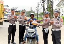 Satlantas Polres Bireuen Bagikan Sembako Jumat Berkah kepada Pengendara