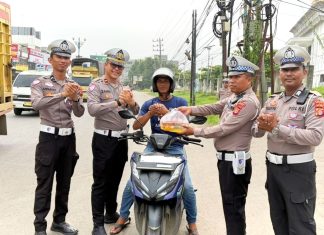 Satlantas Polres Bireuen Bagikan Sembako Jumat Berkah kepada Pengendara