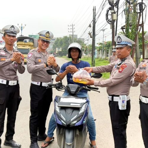Satlantas Polres Bireuen Bagikan Sembako Jumat Berkah kepada Pengendara