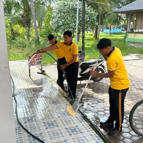 Polres Bireuen Gotong Royong di Masjid Baitul Izzah, Sambut Hari Jadi ke-75 Humas Polri