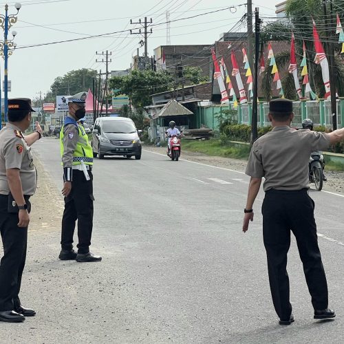Imbau Pengendara Utamakan Keselamatan, Kapolres Bireuen Turun ke Jalan Atur Lalu Lintas
