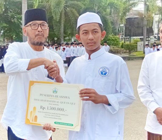 Wakil Bupati Razuardi Pembina Upacara Peringatan Hari Santri Nasional di Bireuen