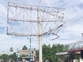 Billboard Ilegal Depan RS Jeumpa Hospital Bireuen yang Tertabrak Truk Kontainer Bahayakan Pelintas
