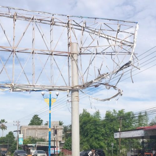 Billboard Ilegal Depan RS Jeumpa Hospital Bireuen yang Tertabrak Truk Kontainer Bahayakan Pelintas