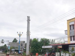 Rangka Billboard Depan RS Jeumpa Hospital yang Tertabrak Truk Kontainer Sudah Dibongkar