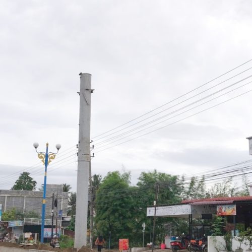 Rangka Billboard Depan RS Jeumpa Hospital yang Tertabrak Truk Kontainer Sudah Dibongkar