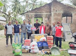 Peduli Korban Kebakaran, Ketua PMI Bireuen Antar Bantuan dan Menguatkan Suryani