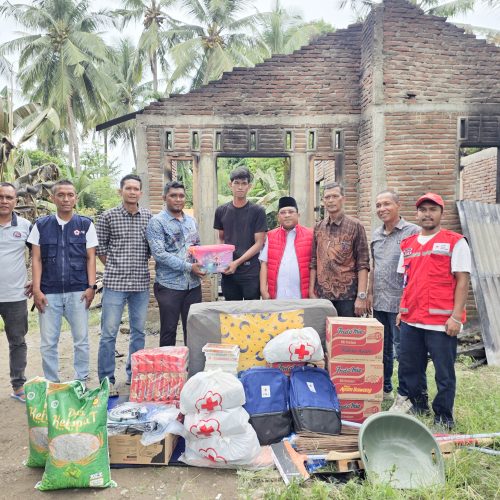 Peduli Korban Kebakaran, Ketua PMI Bireuen Antar Bantuan dan Menguatkan Suryani