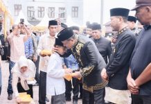 Peringati Maulid Nabi dan HUT ke-27 Bireuen, Bupati Mukhlis Santuni 200 Anak Yatim dari 17 Kecamatan