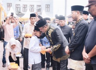 Peringati Maulid Nabi dan HUT ke-27 Bireuen, Bupati Mukhlis Santuni 200 Anak Yatim dari 17 Kecamatan