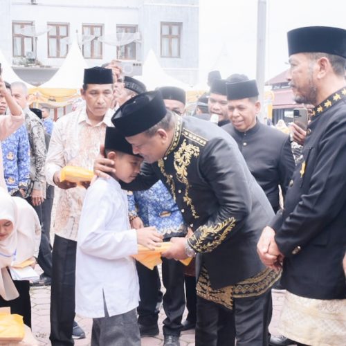 Peringati Maulid Nabi dan HUT ke-27 Bireuen, Bupati Mukhlis Santuni 200 Anak Yatim dari 17 Kecamatan