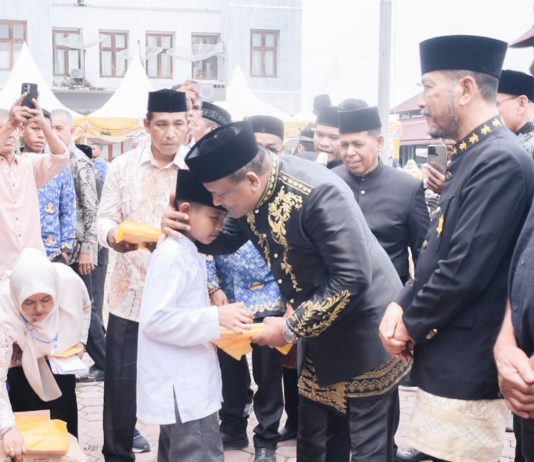 Peringati Maulid Nabi dan HUT ke-27 Bireuen, Bupati Mukhlis Santuni 200 Anak Yatim dari 17 Kecamatan