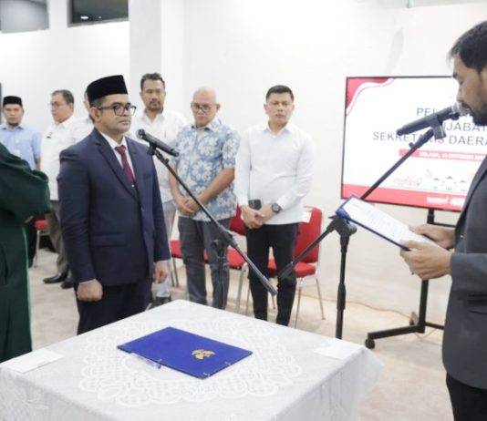 Gubernur Mualem Lantik Taufik sebagai Penjabat Sekda Aceh