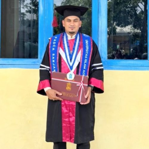 Arzuna Putra, Bilal Mesjid Besar Peusangan Raih Gelar Magister Pendidikan Agama Islam dengan Predikat Cumlaude