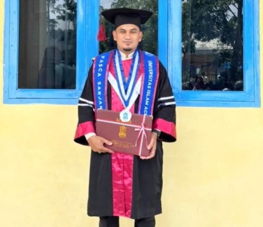 Arzuna Putra, Bilal Mesjid Besar Peusangan Raih Gelar Magister Pendidikan Agama Islam dengan Predikat Cumlaude