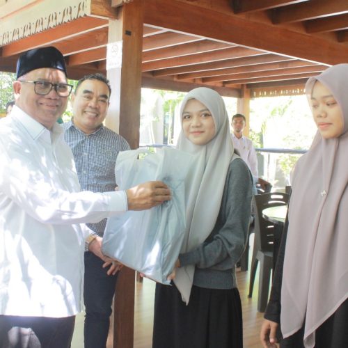 Peduli Pendidikan Keagamaan, Anggota DPRA Amiruddin Idris Salurkan Paket Al-Qur’an untuk Santri Pesantren Mahasiswa Jami’ah Kebangsaan