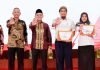 Dek Fadh Bersama Wakil Ketua KPK Serahkan Penghargaan Desa Antikorupsi kepada 15 Gampong di Aceh