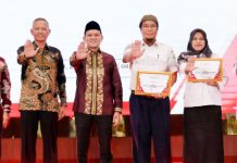 Dek Fadh Bersama Wakil Ketua KPK Serahkan Penghargaan Desa Antikorupsi kepada 15 Gampong di Aceh