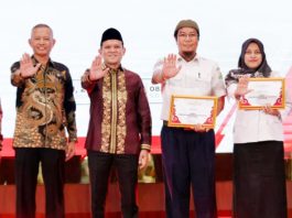 Dek Fadh Bersama Wakil Ketua KPK Serahkan Penghargaan Desa Antikorupsi kepada 15 Gampong di Aceh