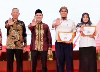 Dek Fadh Bersama Wakil Ketua KPK Serahkan Penghargaan Desa Antikorupsi kepada 15 Gampong di Aceh