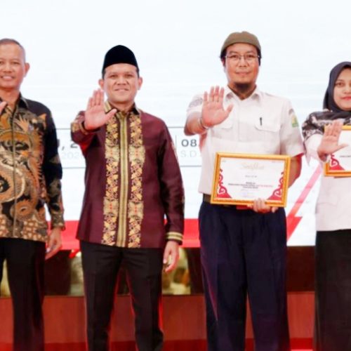 Dek Fadh Bersama Wakil Ketua KPK Serahkan Penghargaan Desa Antikorupsi kepada 15 Gampong di Aceh